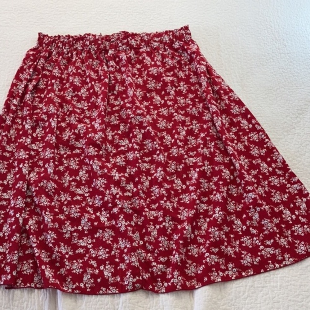 Red skirts - Picture 4 of 4